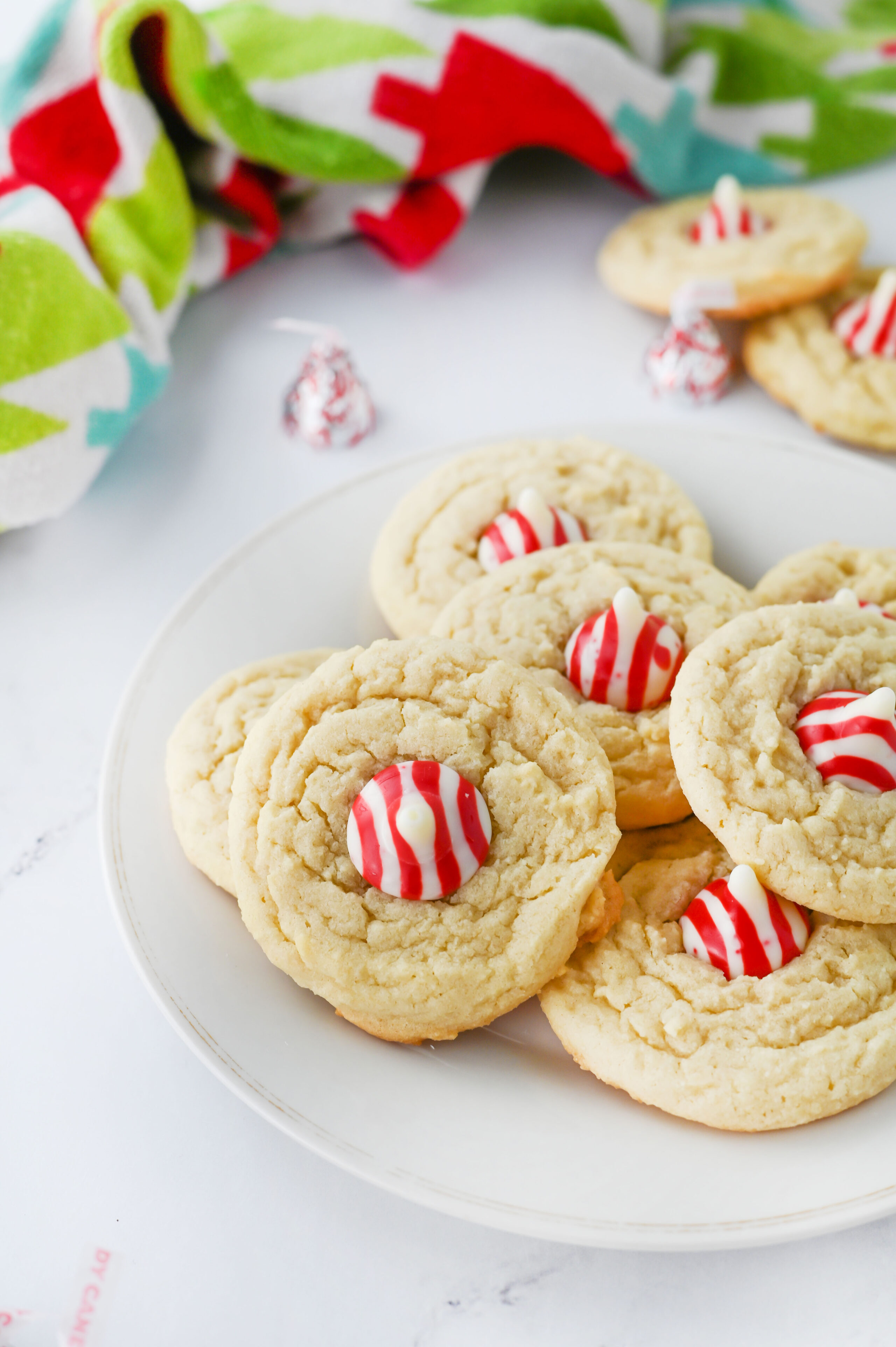 Peppermint Kiss Sugar Cookies - The Cookin Chicks