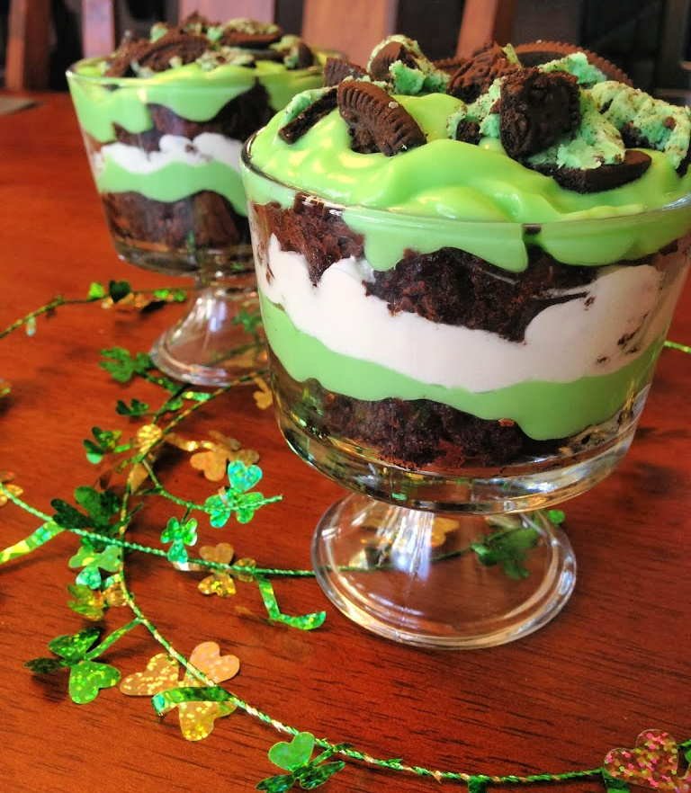 layers of brownie, pudding, cool whip, and crushed oreo in a trifle dish