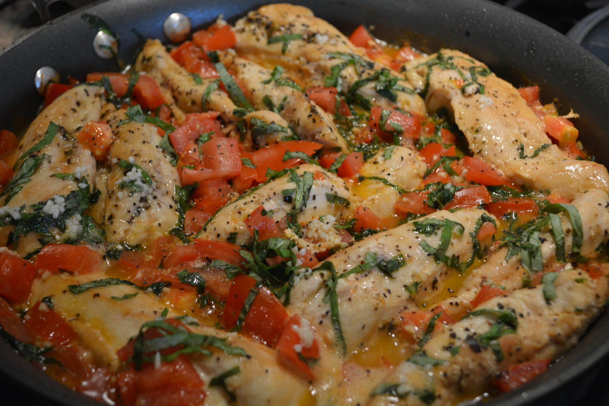 Рецепт грудки с овощами на сковороде. Куриная грудка с помидорами. Курица с помидорами на сковороде. Курица с помидорами и сыром на сковороде. Куриная грудка с помидорами на сковороде.