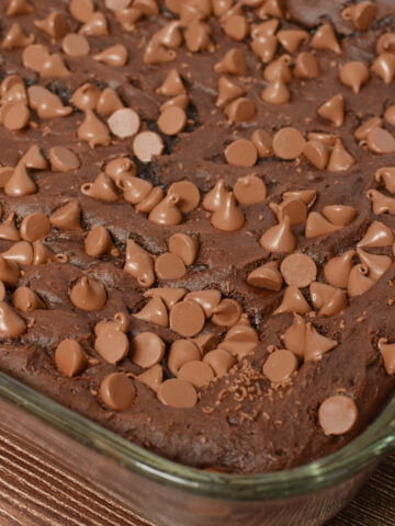 moist chocolate cake made using minimal ingredients