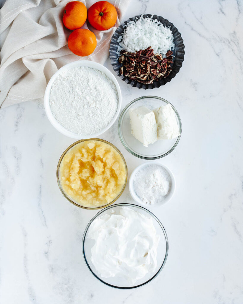 Todos os ingredientes necessários para fazer bolo de sonho havaiano.