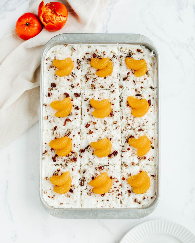 Uma sobremesa de atalho feita de ingredientes simples com abacaxi, coco e nozes.