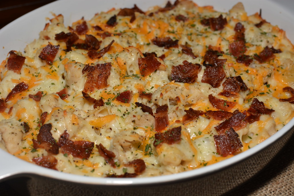 crumbled bacon on top of cheesy pasta with ranch seasoned chicken