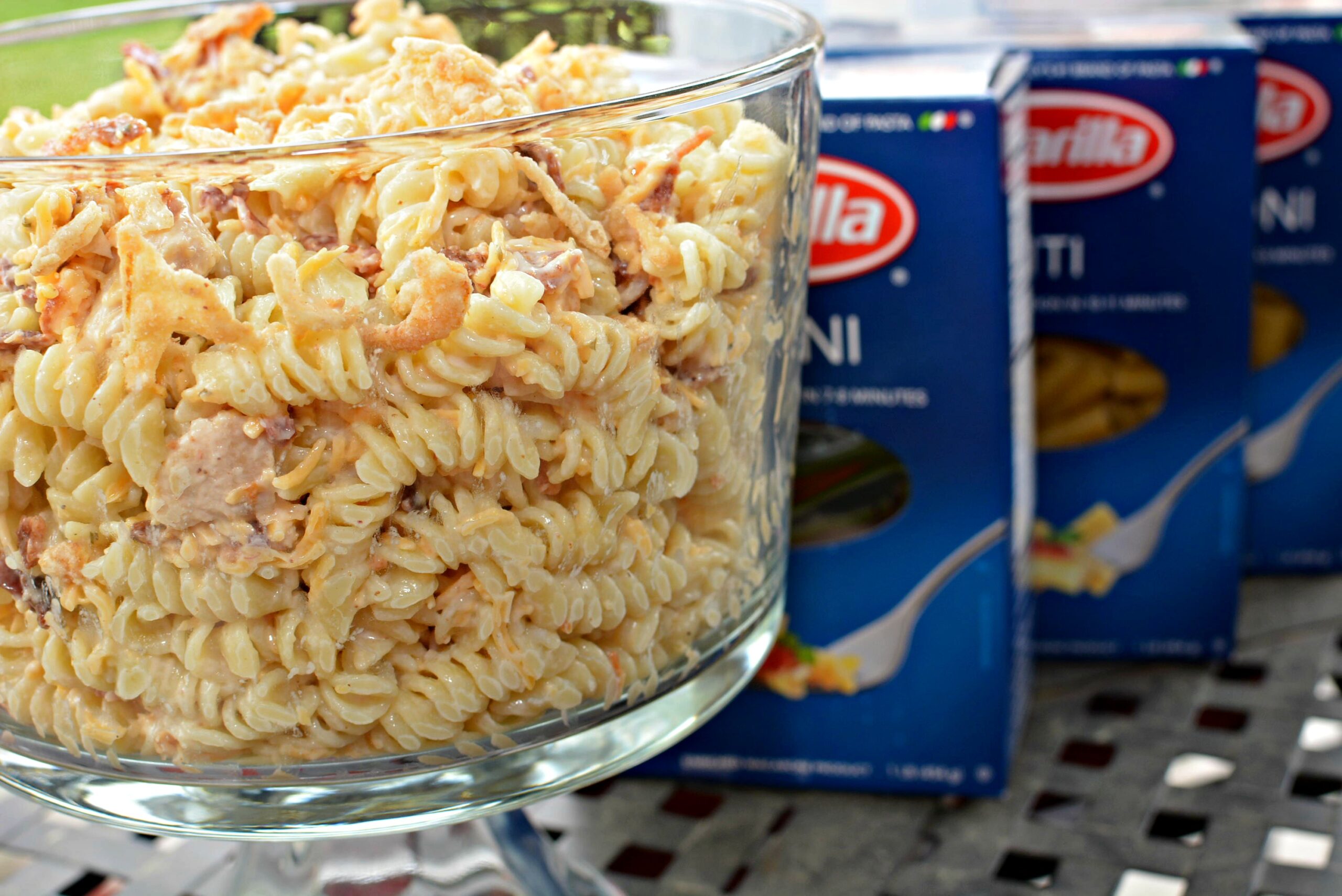 tender pasta with bacon and chicken throughout and a ranch dressing sauce