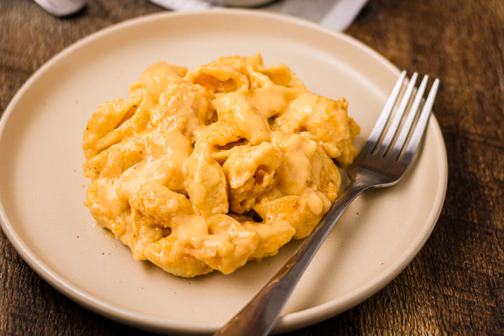 a scoop of creamy macaroni and cheese on a plate