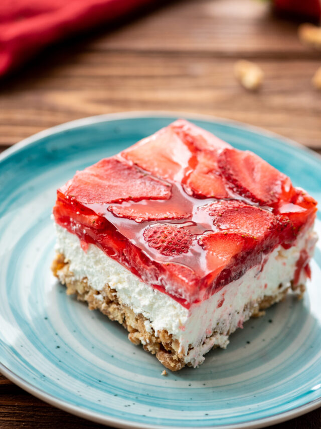 Strawberry Pretzel Salad - The Cookin Chicks