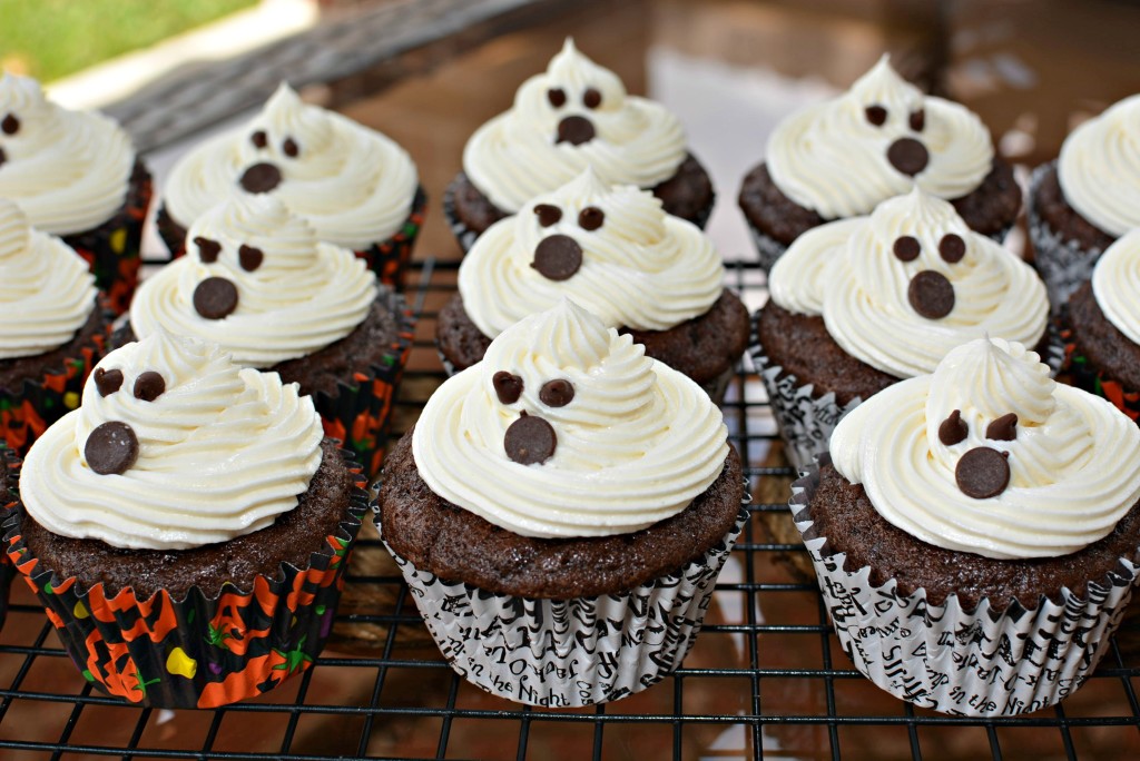 buttercream frosted cupcakes with ghosts made out of chocolate chips