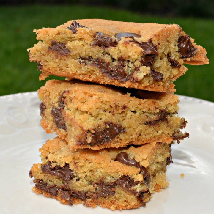 Ultimate Chocolate Chip Cookie Bars - The Cookin Chicks