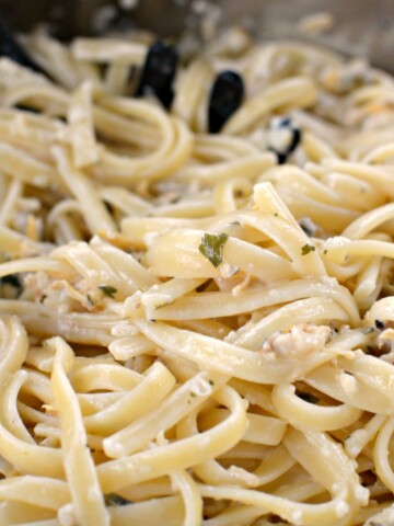 white wine clam sauce over linguine pasta