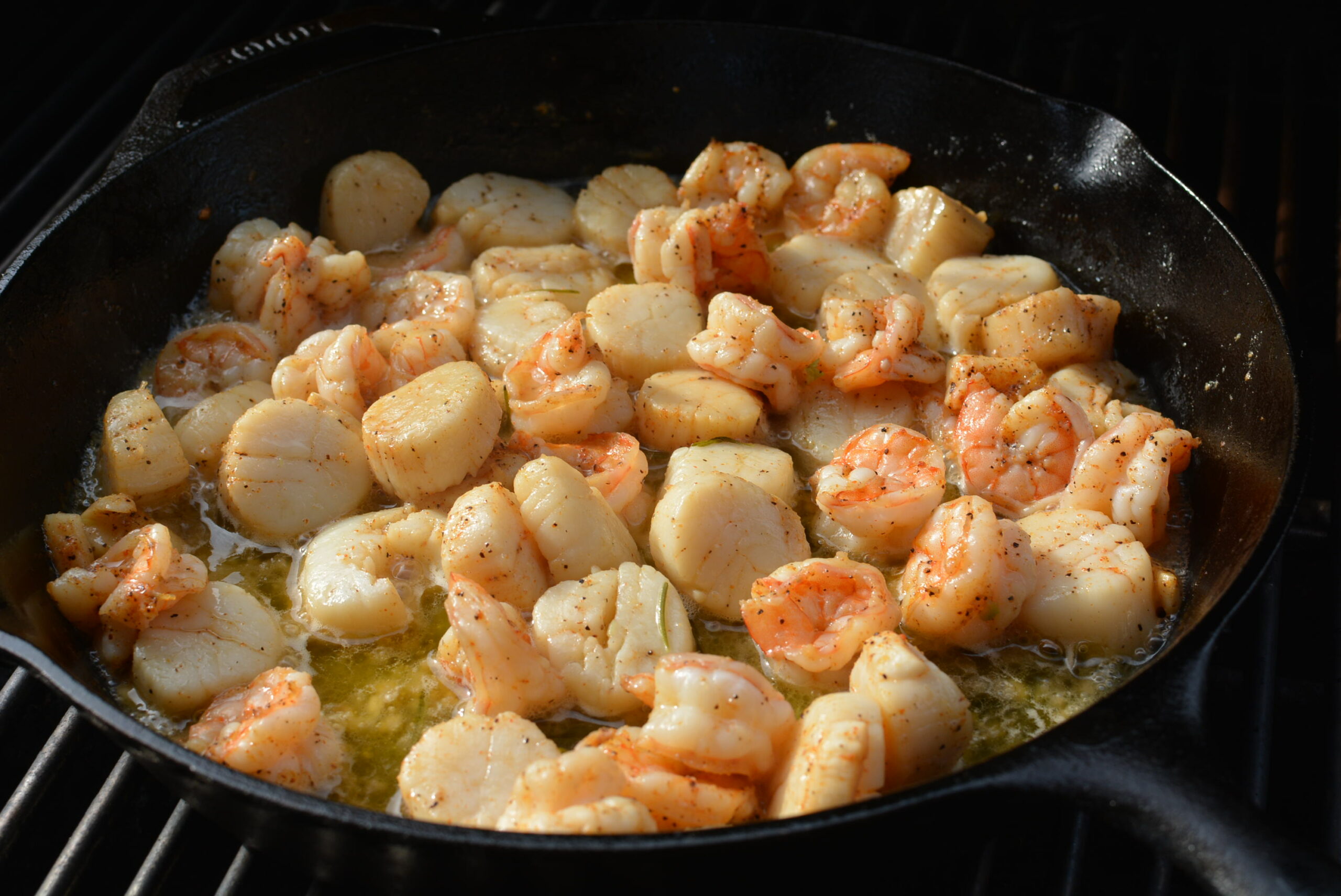 How to cook shrimp on a grill in a Cast Iron Skillet 