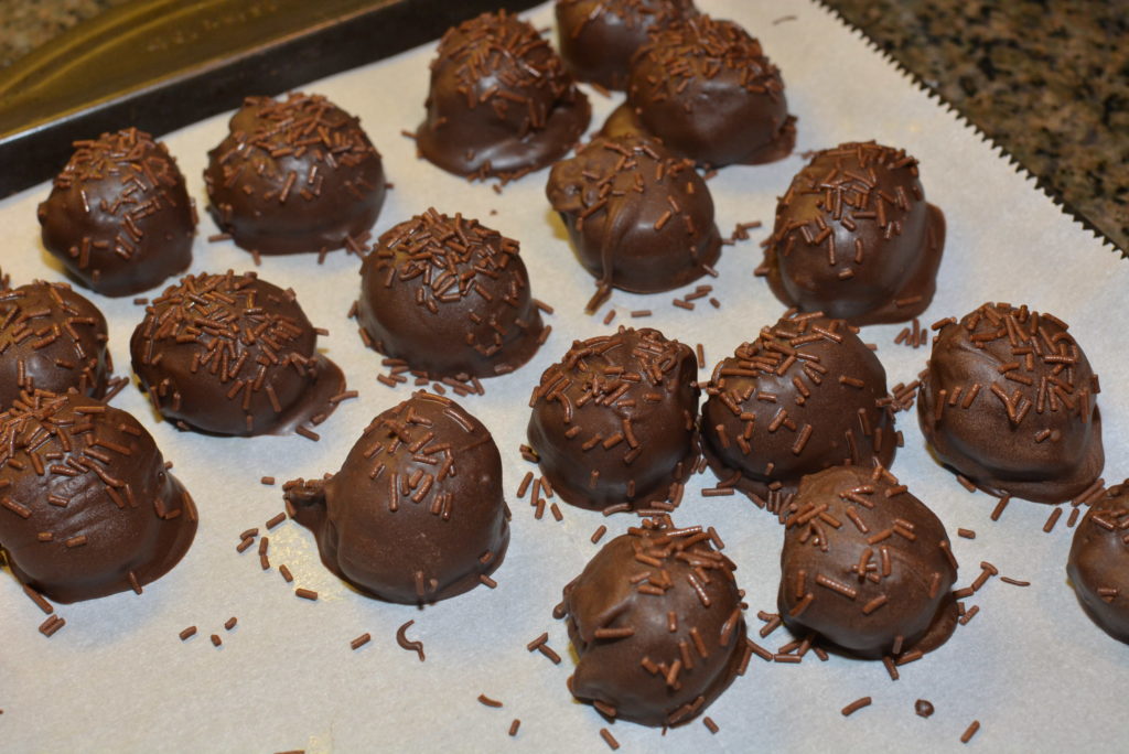 https://foodnservice.com/red-velvet-cake-mix-balls/ These red velvet cake  mix balls are so easy to make! And aren't they just so prett... | Instagram