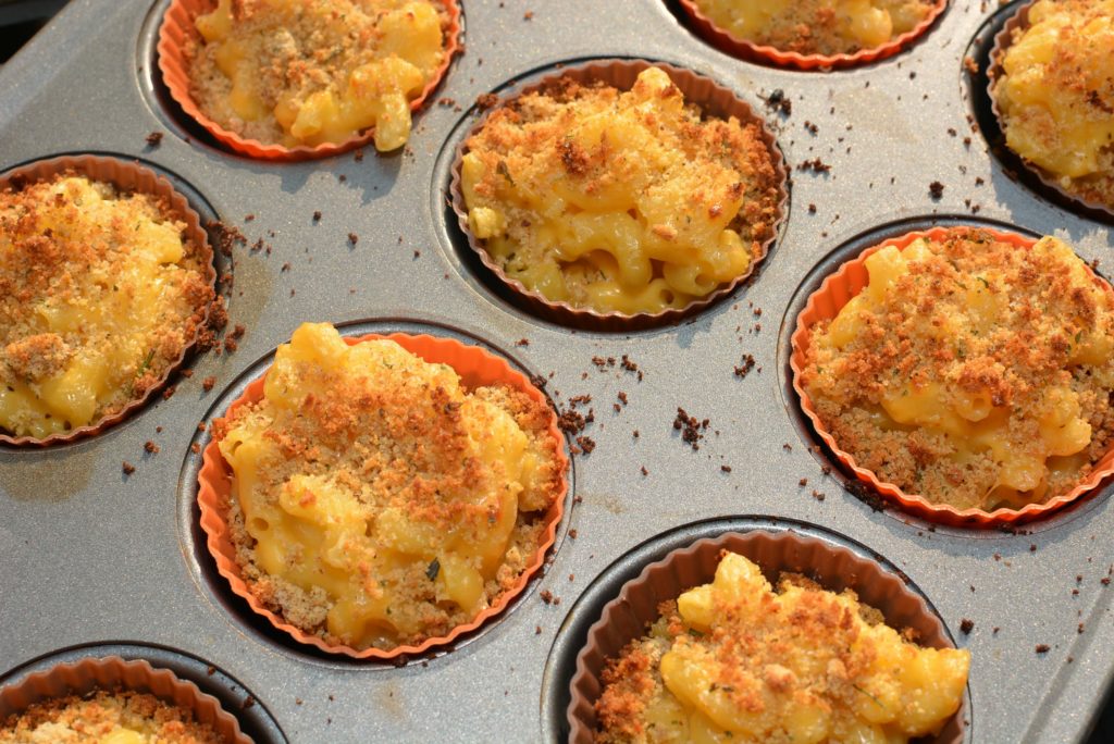bread crumbs over cheese coated macaroni pasta cups