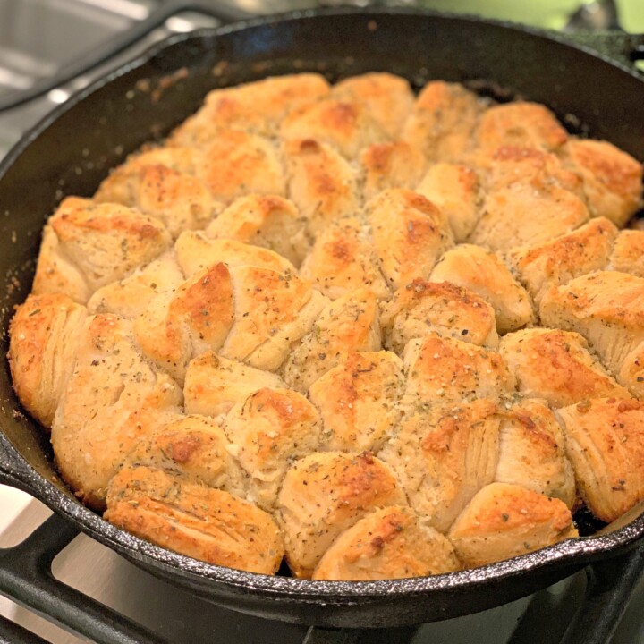 Garlic Parmesan Cast Iron Skillet Bread - The Cookin Chicks