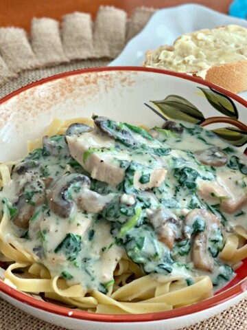 a creamy garlic parmesan sauce coating tender chicken and spinach, cooked in the instant pot