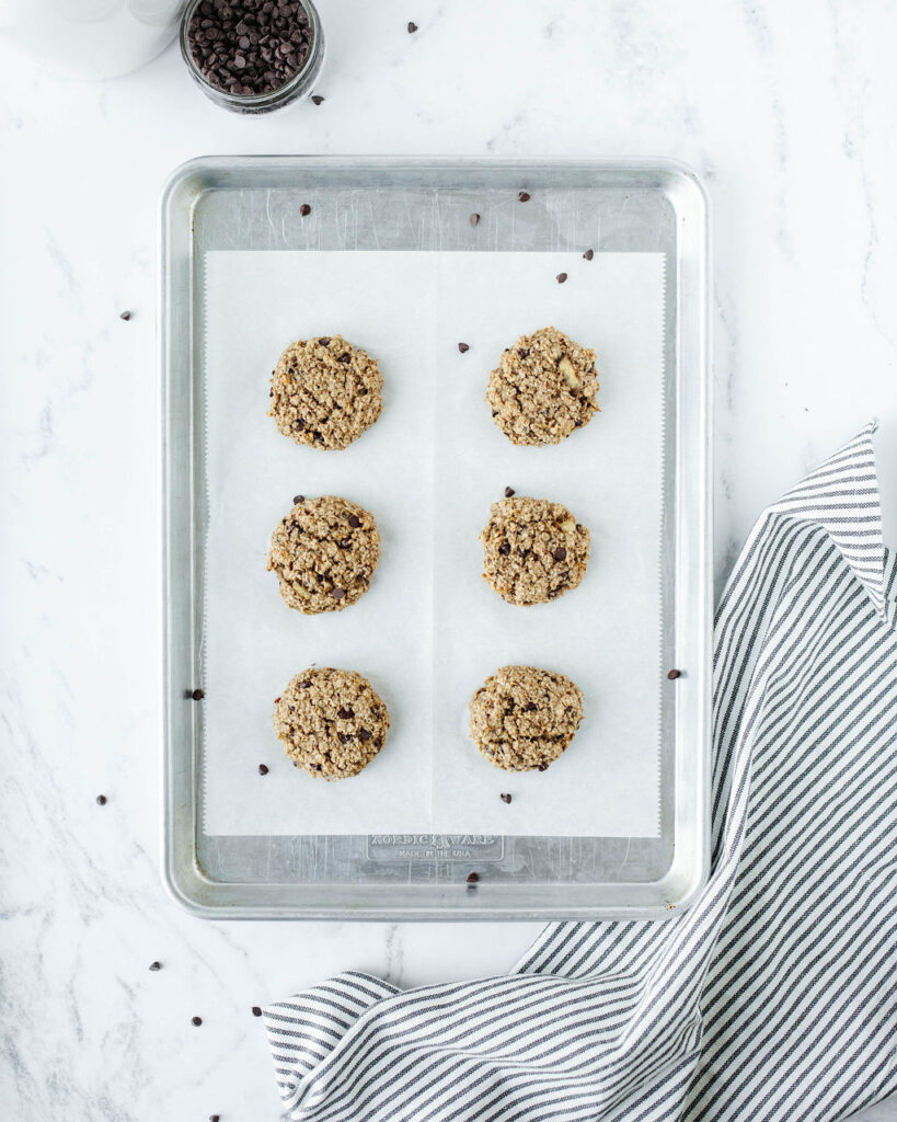 Biscoitos de manteiga de amendoim de banana em uma assadeira.