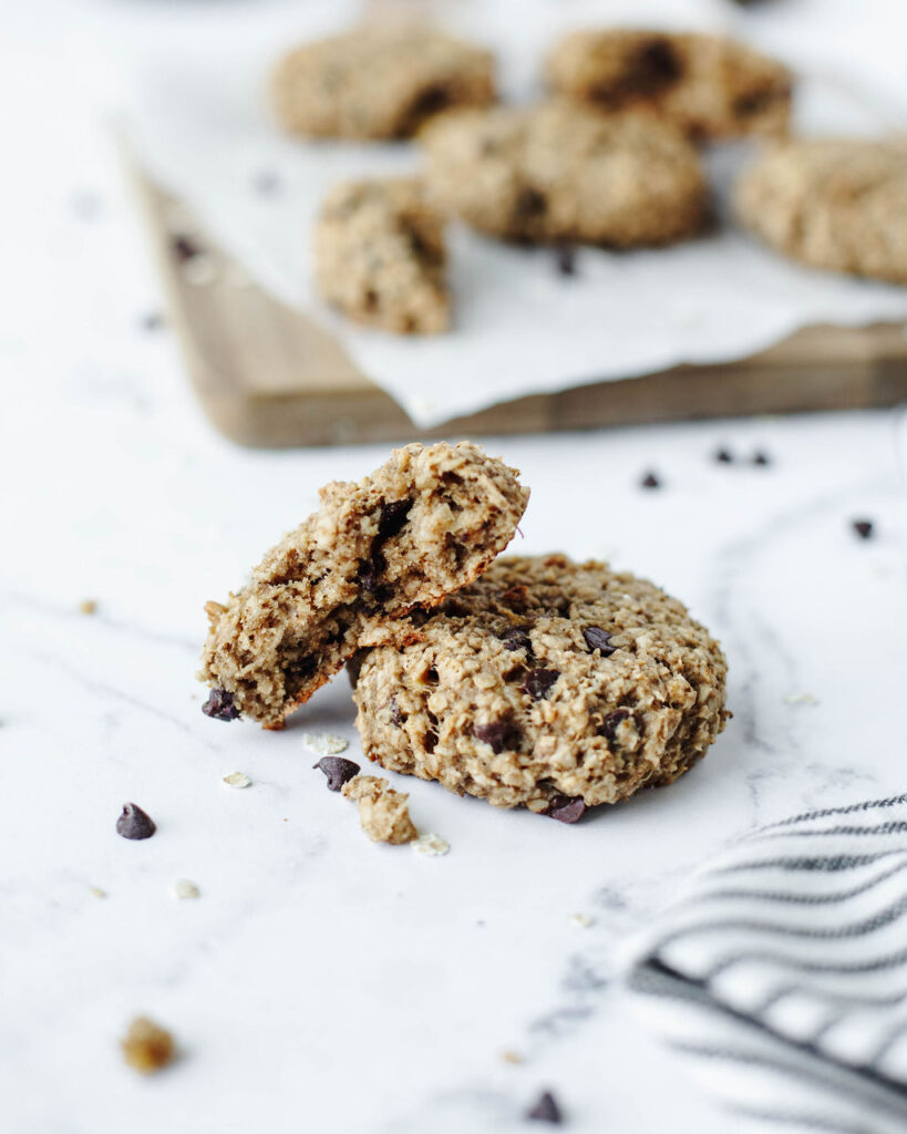 Biscoitos de manteiga de amendoim de banana empilhados e prontos para servir.