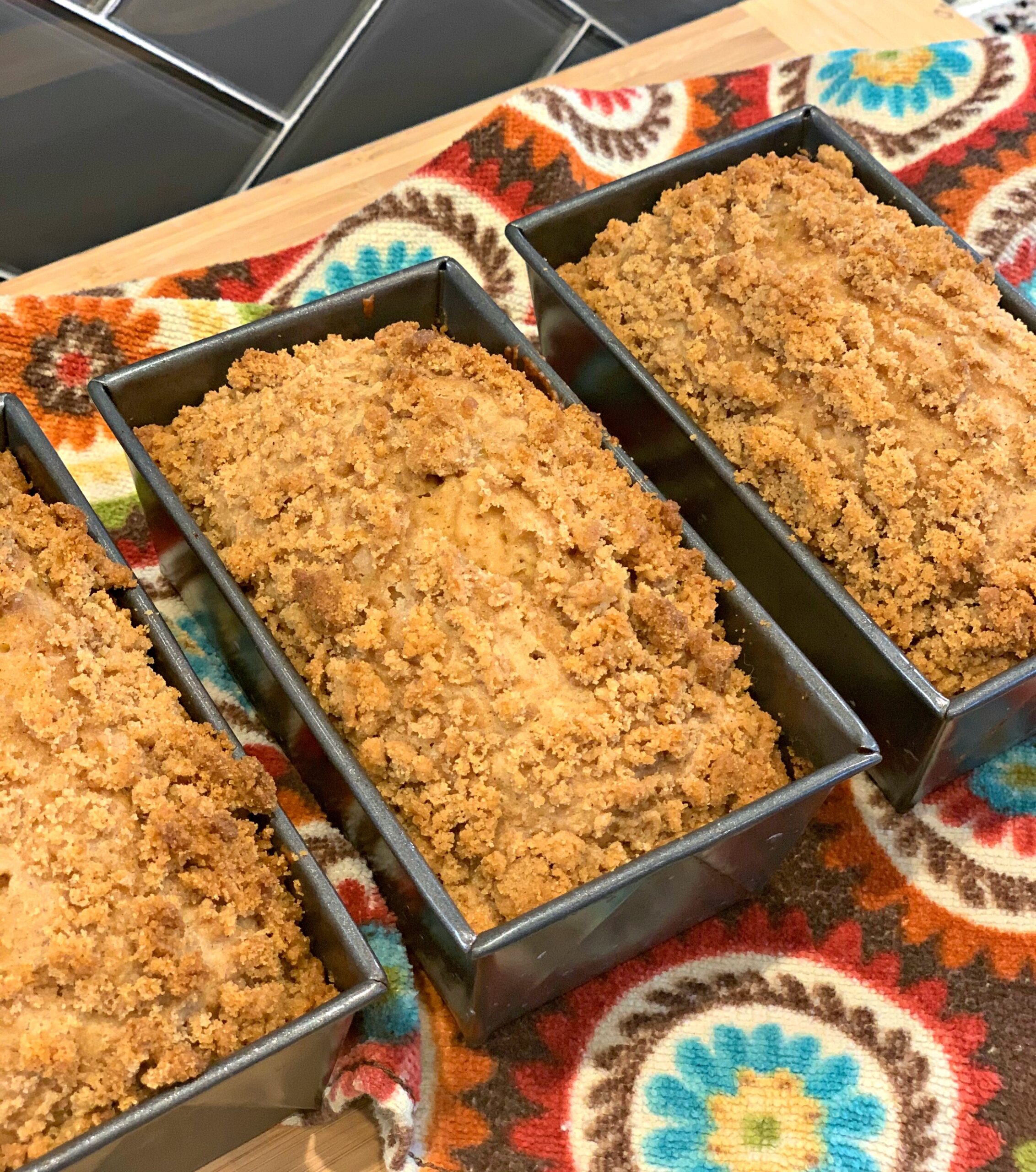 cinnamon crumble topped banana bread in mini loaf pans.