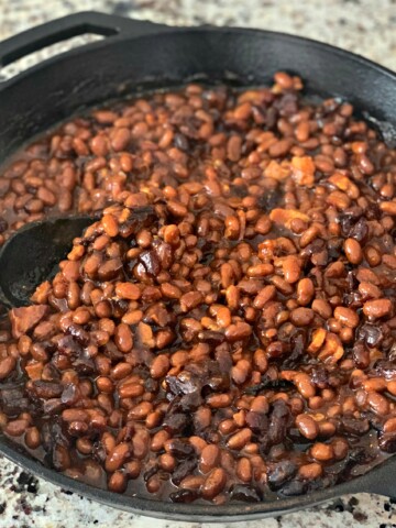 smoked baked beans ready to be served