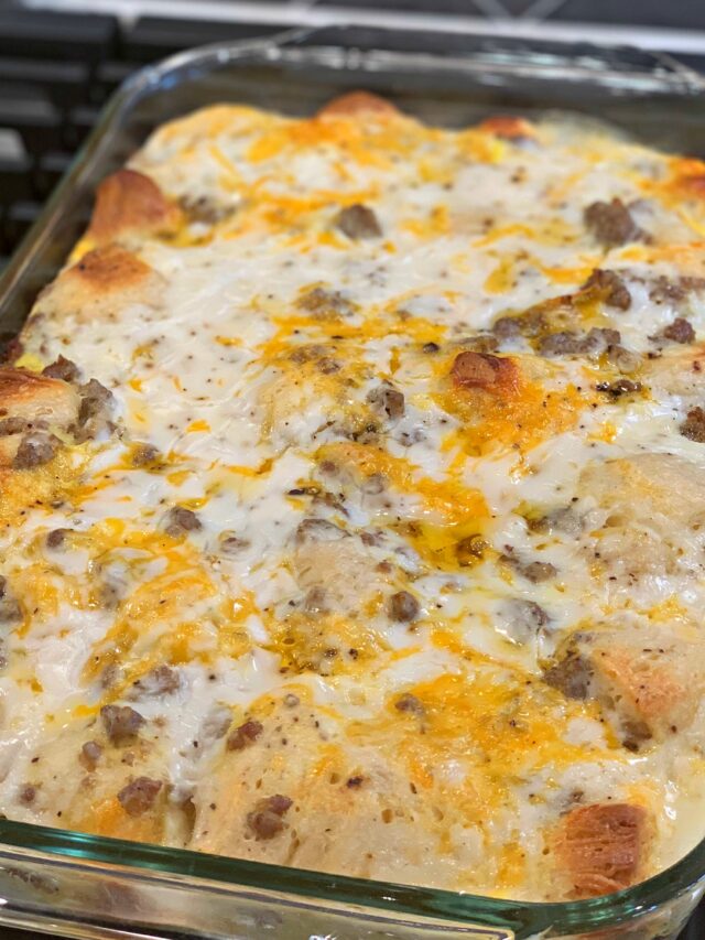 Biscuits and Gravy Breakfast Casserole - The Cookin Chicks