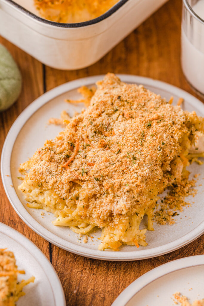 cheesy pasta topped with breadcrumbs ready to eat.