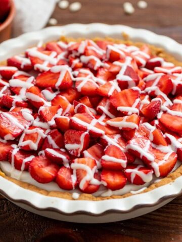 graham cracker crust with fresh strawberries and white chocolate