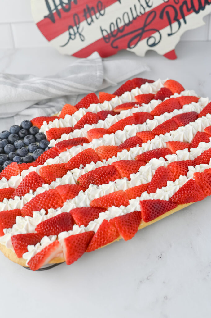 Uma pizza de sobremesa patriótica com frutas frescas na forma de uma bandeira.