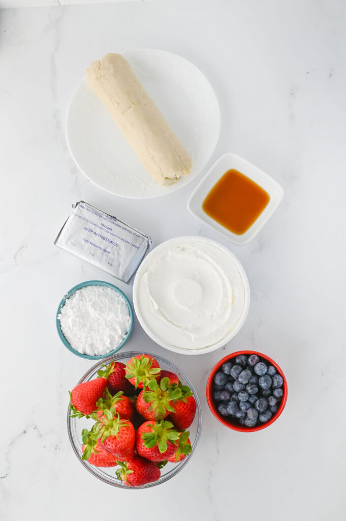 Todos os ingredientes necessários para fazer pizza de frutas brancas e azuis vermelha.