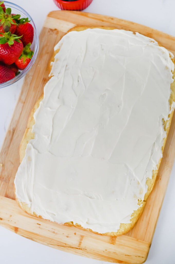 Mistura de cream cheese espalhada em cima da crosta de biscoito de açúcar.