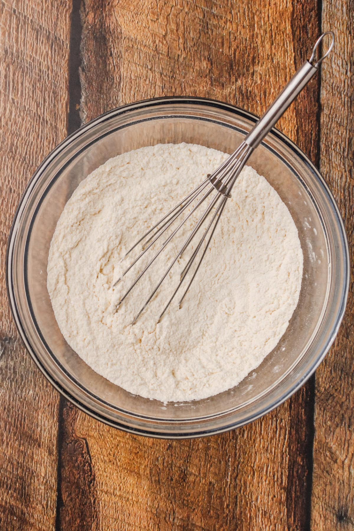 dry ingredients to make a coffee cake combined in a glass mixing bowl.
