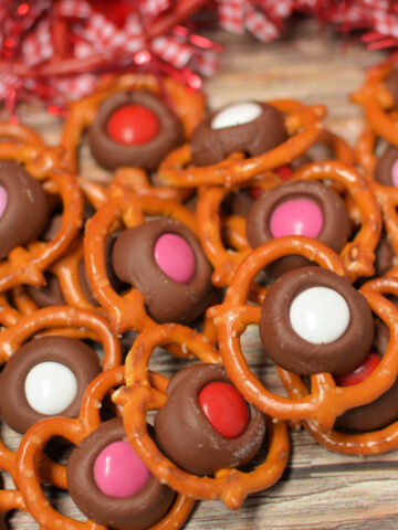 an up close look at valentine pretzel hugs.