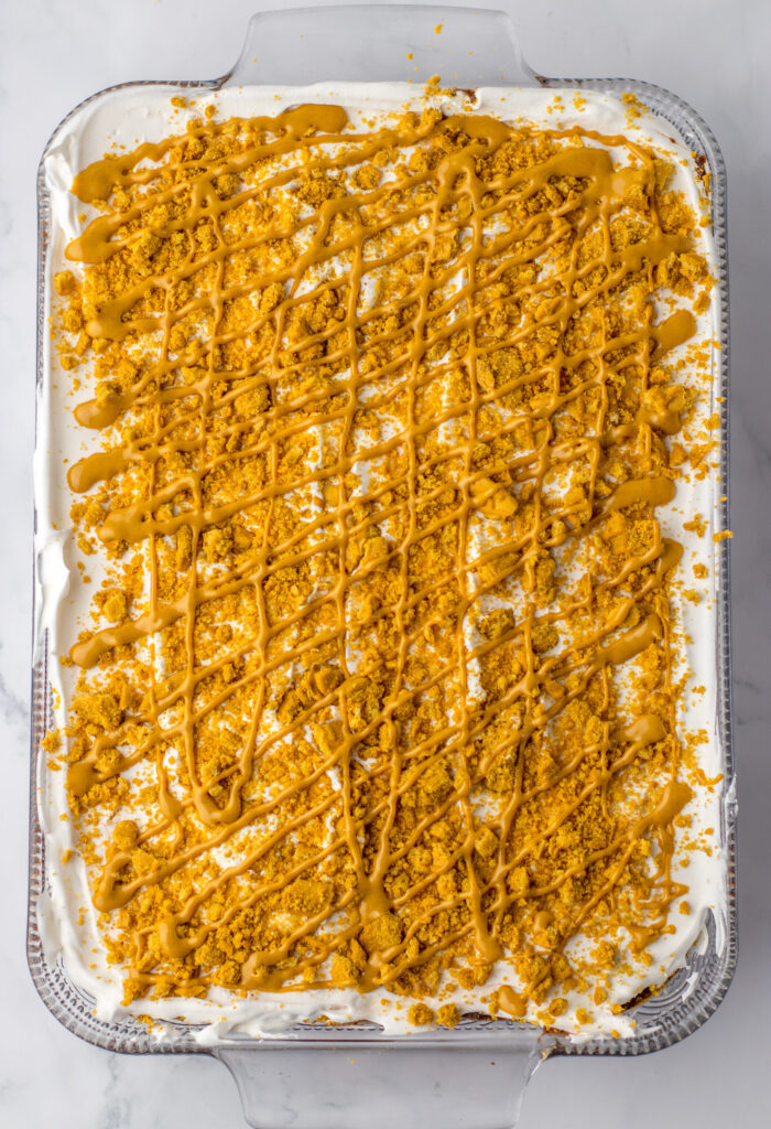 a no nake layered dessert with peanut butter, cookies, and pudding.