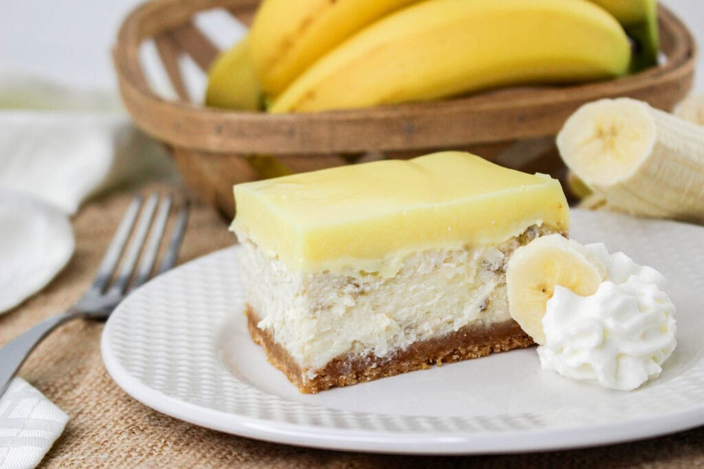a banana dessert with layers of graham crackers, banana slices, and pudding.