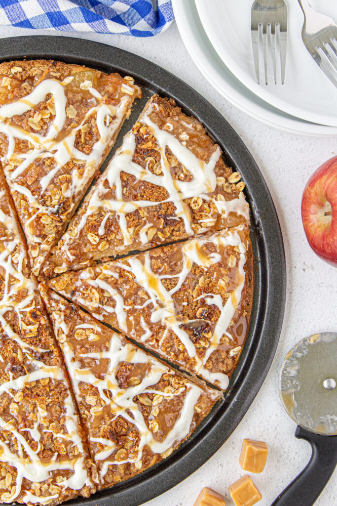 apple pizza on a pizza pan ready to serve.