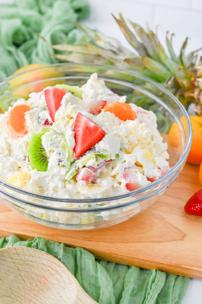 Uma salada tropical sem assada em uma tigela de vidro.