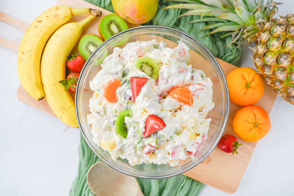 Salada de cheesecake havaiana fresca combinada em uma tigela.