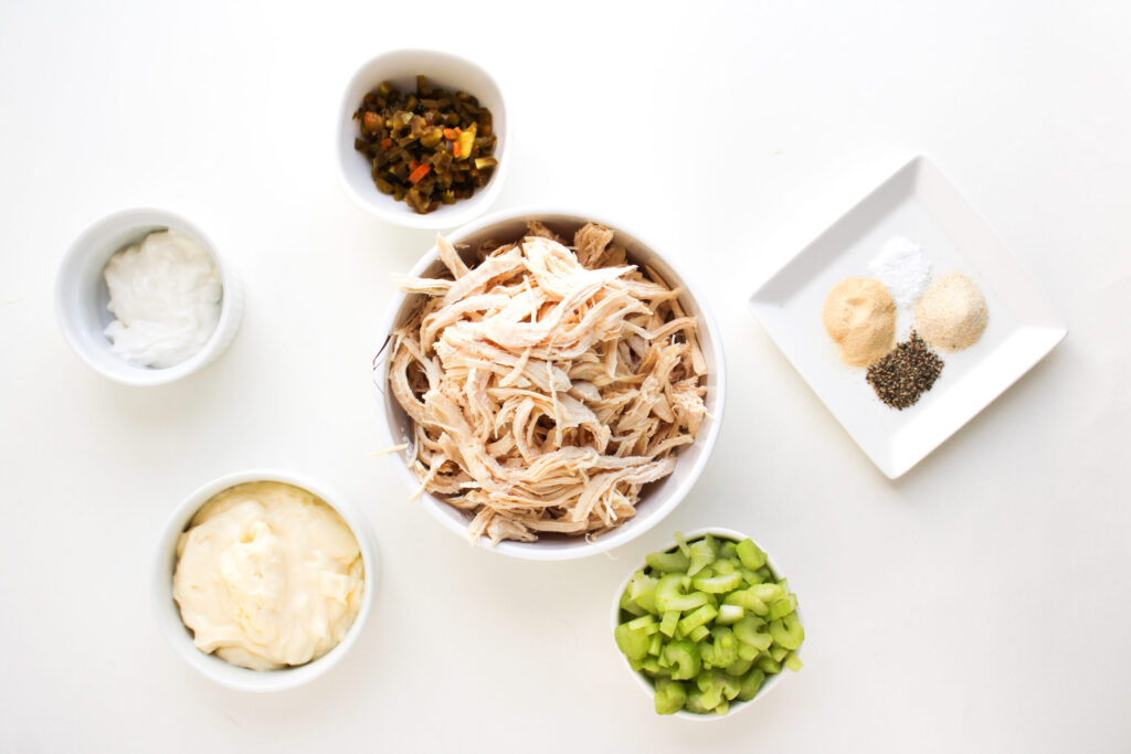Todos os ingredientes necessários para fazer salada de frango jalapeno.
