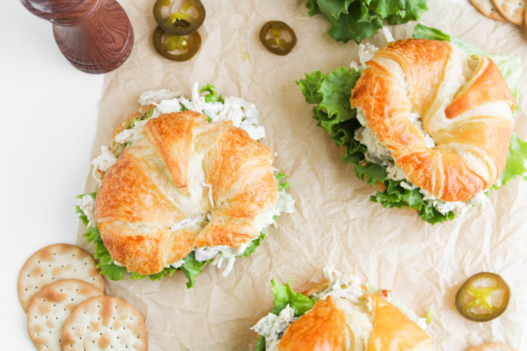 Um croissant perfeito para o almoço ou uma refeição rápida com um chute picante.