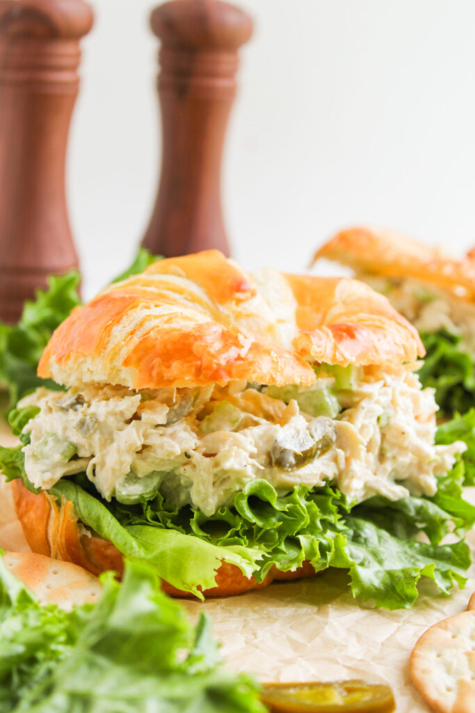 Salada de frango jalapeno em um croissant com alface.