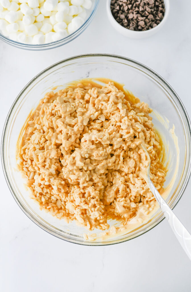 Uma mistura de manteiga de amendoim com cereais Krispy de arroz e marshmallows.