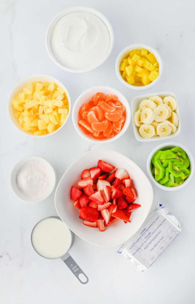 Todos os ingredientes necessários para fazer salada de cheesecake havaiana.