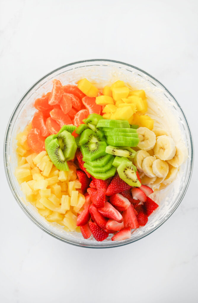 Frutas tropicais frescas em uma tigela de vidro.