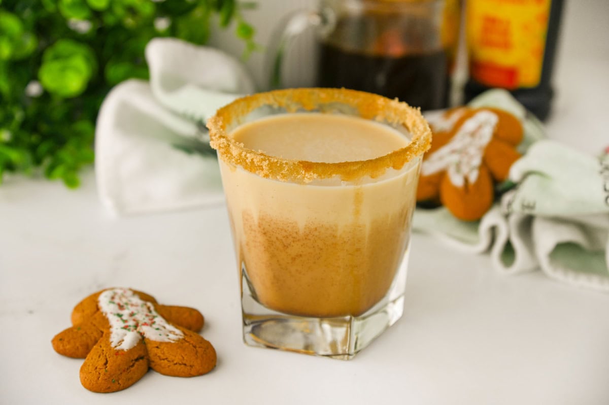 a gingerbread white Russian with a brown sugar rim and gingerbread cookie garnish.