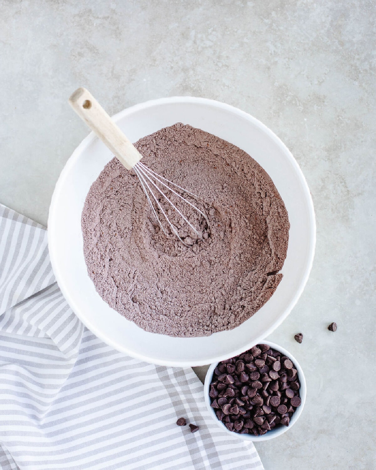 cake mix and pudding mix combined in a white mixing bowl.