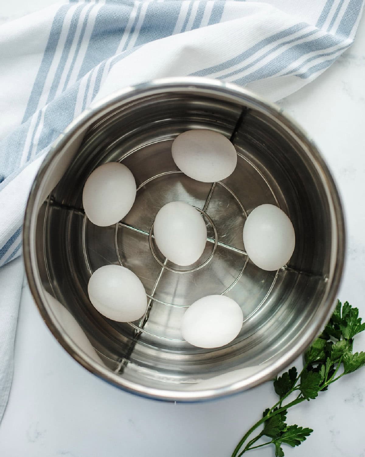 eggs on a wire trivet in an instant pot.