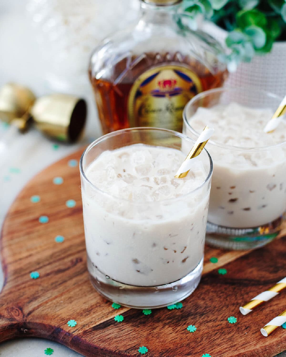A creamy Kahlua and whiskey cocktail over ice in a glass.