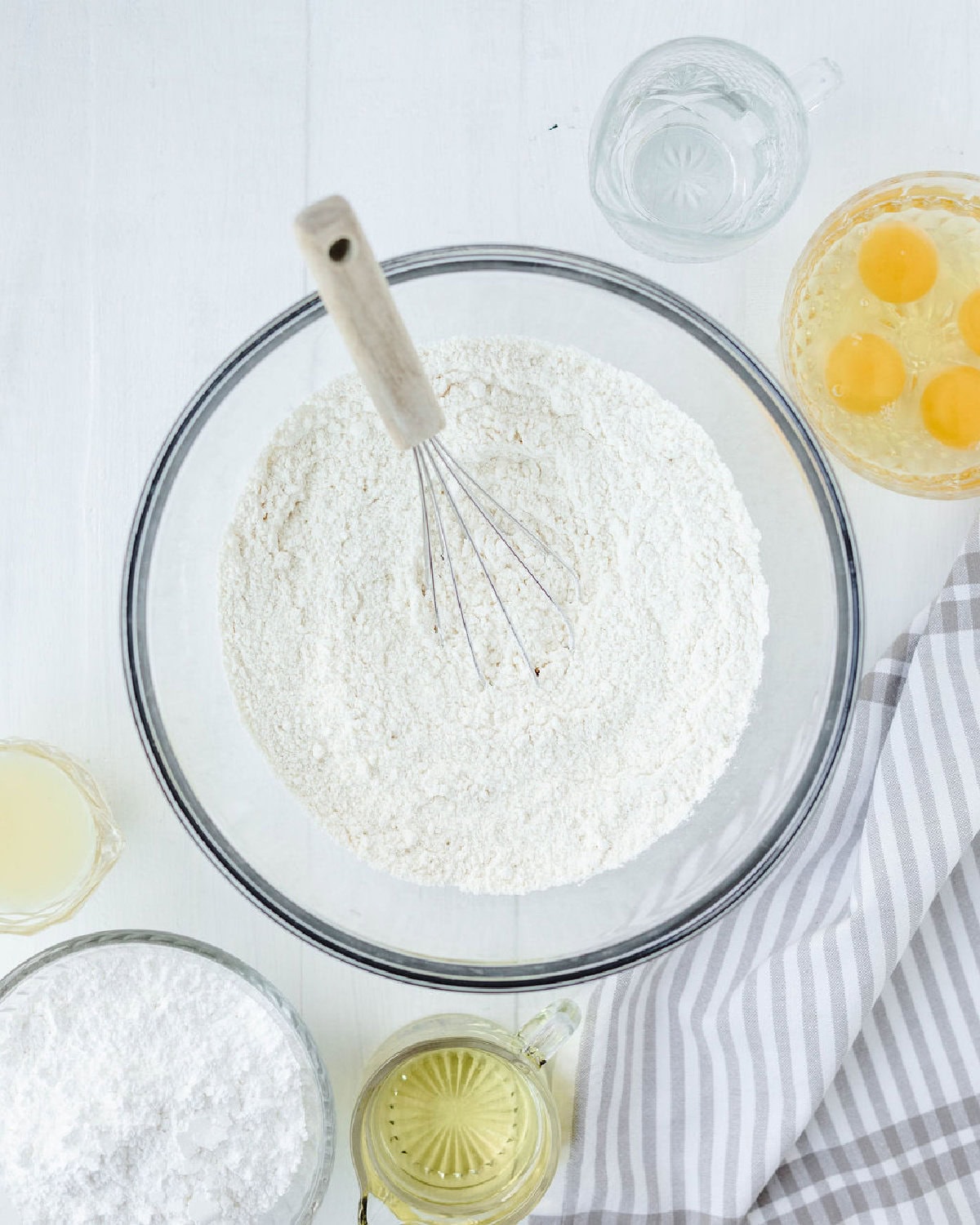 Cake mix and pudding mix whisked together in a glass mixing bowl.