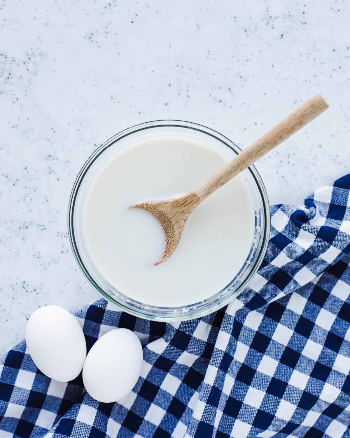 Dissolving the yeast in the lukewarm milk.