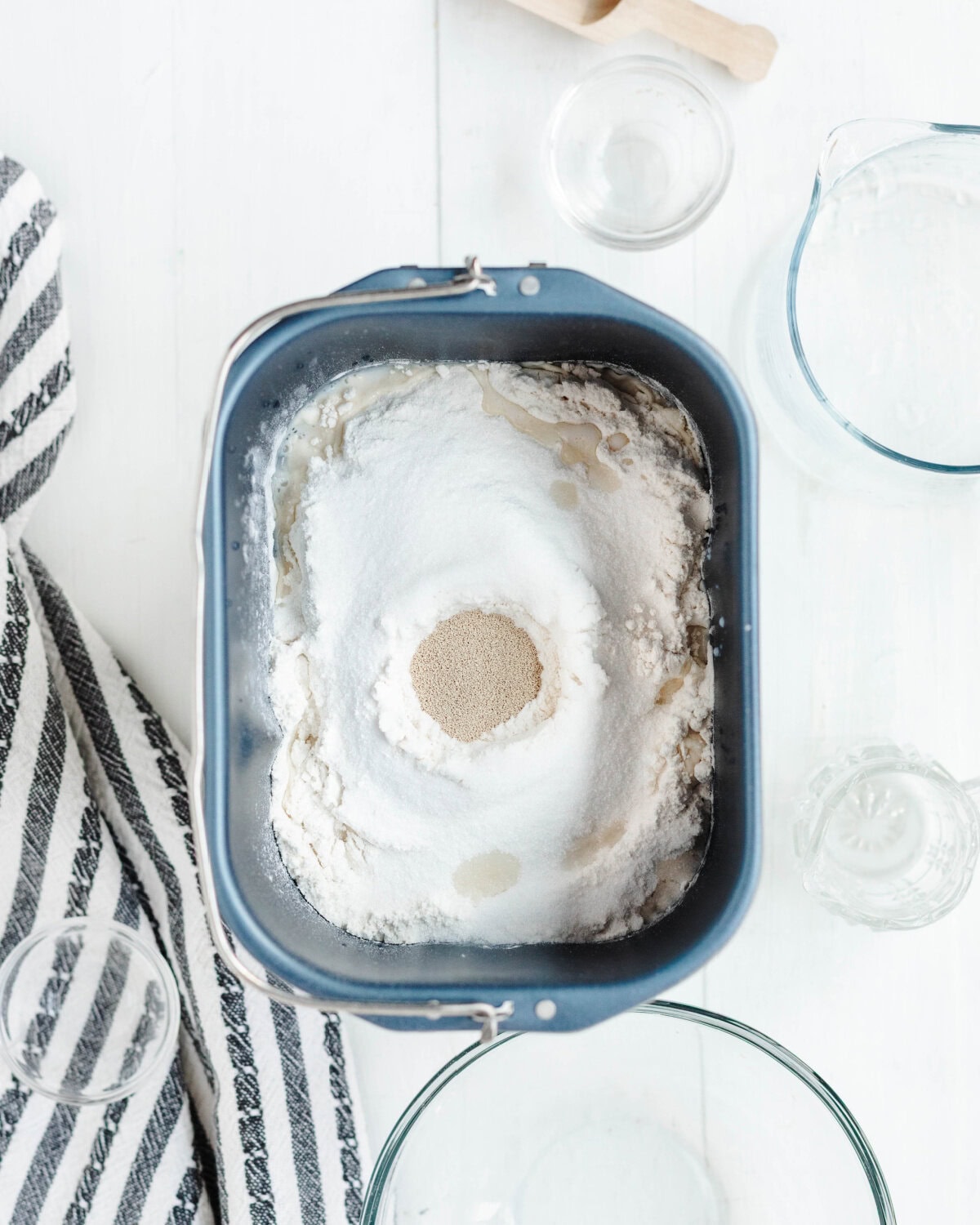 A well created to add yeast to a dry ingredients mixture in a pan.